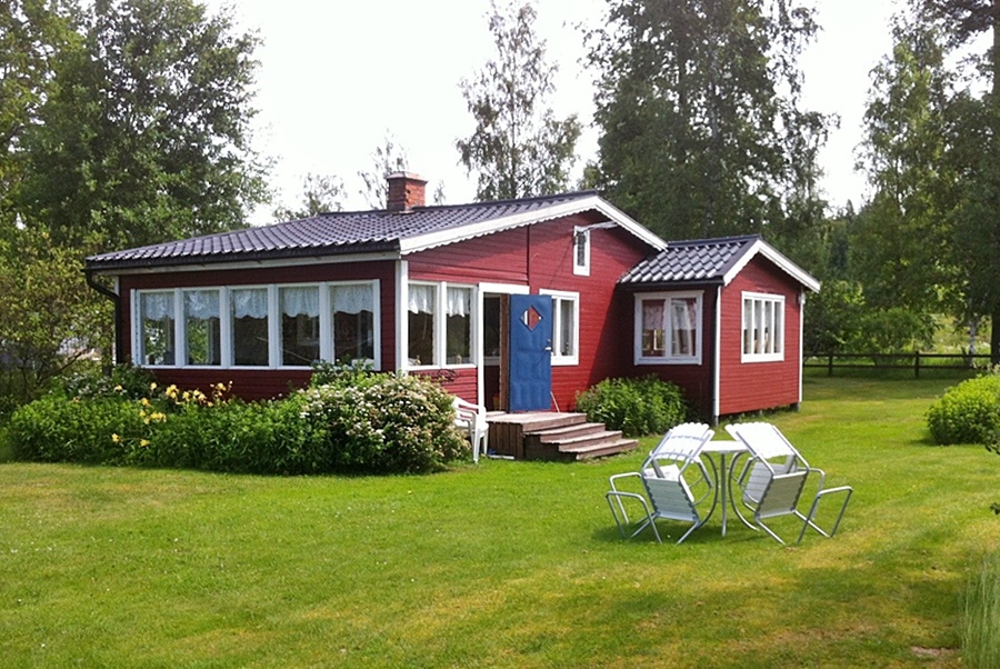 stugan Linnea för barnfamilj ligger på en strandtomt Röd mysig stuga på egen strandtomt passar barnfamilj