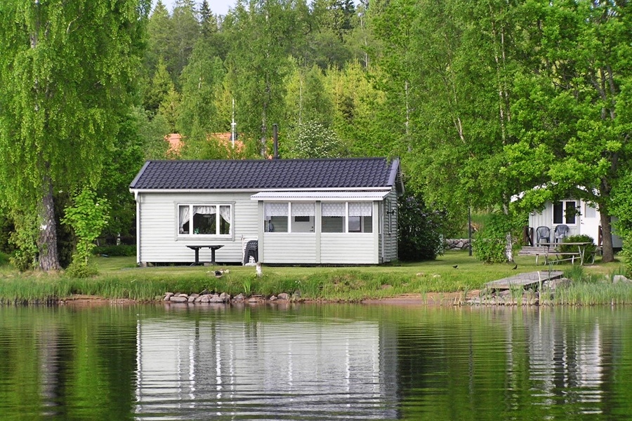 Fiskestuga 5 meter från sjön Fiskestuga Blåsippan ligger på en strandtomt 5 meter från sjön.